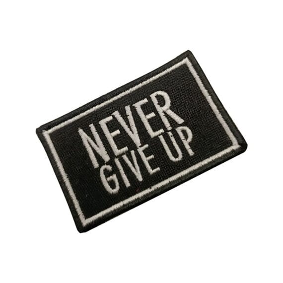 Patch Emblema NEVER GIVER UP Bordado com Velcro
